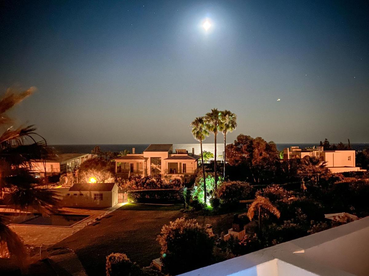 Beach Villa With Ocean View And Rooftop Cinema Гия Экстерьер фото
